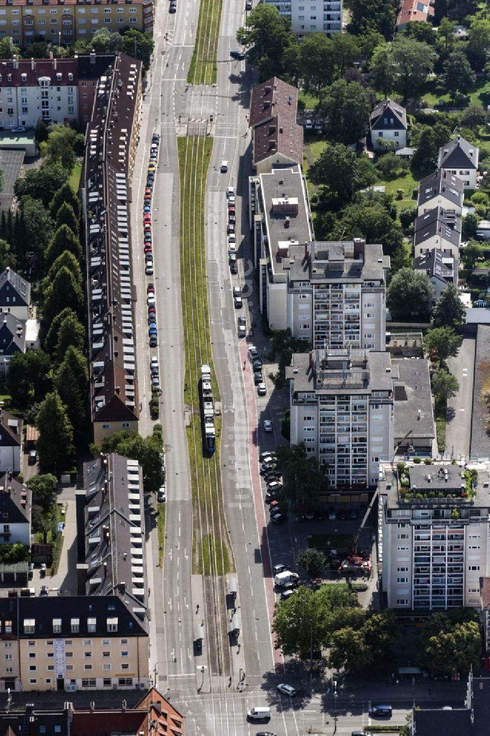 München aus der Vogelperspektive: Straßenführung Agnes-Bernauer-Straße in München im Bundesland Bayern, Deutschland