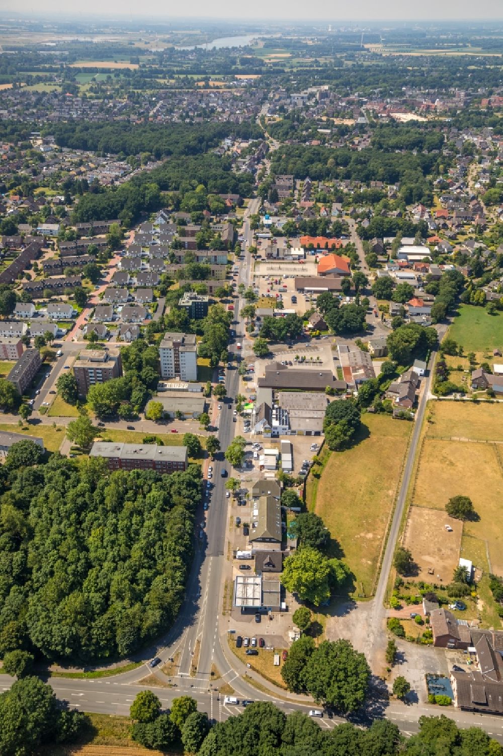 Luftaufnahme Voerde (Niederrhein) - Straßenführung der Bahnhofstraße in Voerde (Niederrhein) im Bundesland Nordrhein-Westfalen - NRW, Deutschland