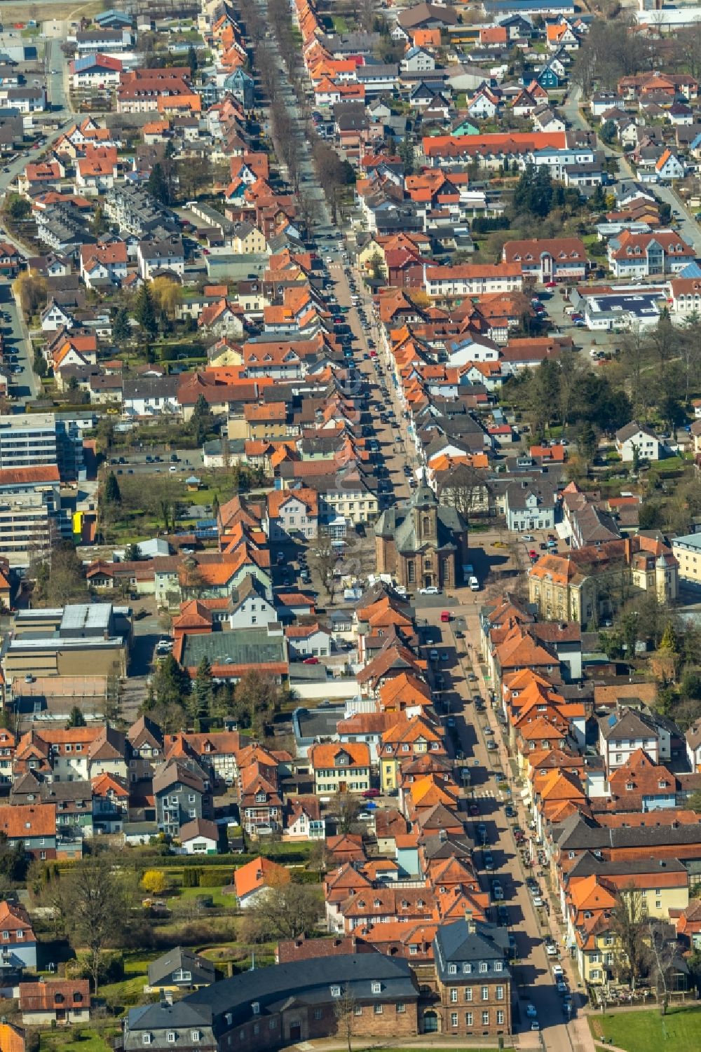 Luftaufnahme Bad Arolsen - Straßenführung der bekannten Flaniermeile und Einkaufsstraße Bahnhofstraße - Kirchplatz in Bad Arolsen im Bundesland Hessen, Deutschland