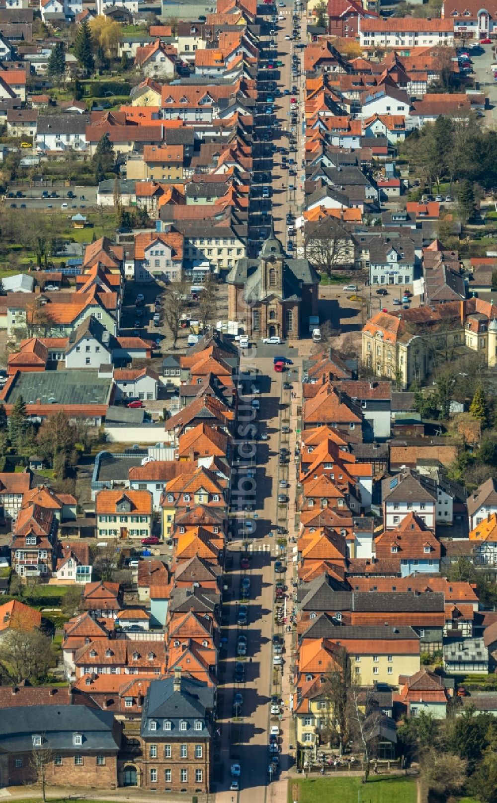 Bad Arolsen von oben - Straßenführung der bekannten Flaniermeile und Einkaufsstraße Bahnhofstraße - Kirchplatz in Bad Arolsen im Bundesland Hessen, Deutschland