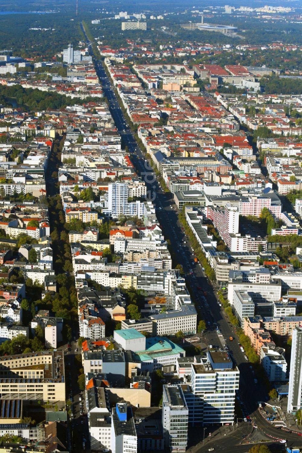 Berlin aus der Vogelperspektive: Straßenführung der bekannten Flaniermeile und Einkaufsstraße Bismarckstraße im Ortsteil Charlottenburg in Berlin, Deutschland