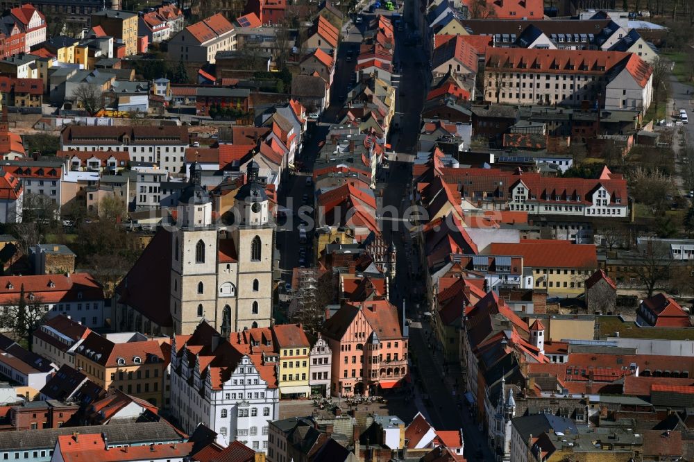 Luftaufnahme Lutherstadt Wittenberg - Straßenführung der bekannten Flaniermeile und Einkaufsstraße Coswiger Straße - Markt - Schlosstraße - Collegienstraße in Lutherstadt Wittenberg im Bundesland Sachsen-Anhalt