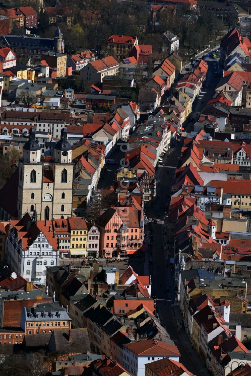 Lutherstadt Wittenberg von oben - Straßenführung der bekannten Flaniermeile und Einkaufsstraße Coswiger Straße - Markt - Schlosstraße - Collegienstraße in Lutherstadt Wittenberg im Bundesland Sachsen-Anhalt