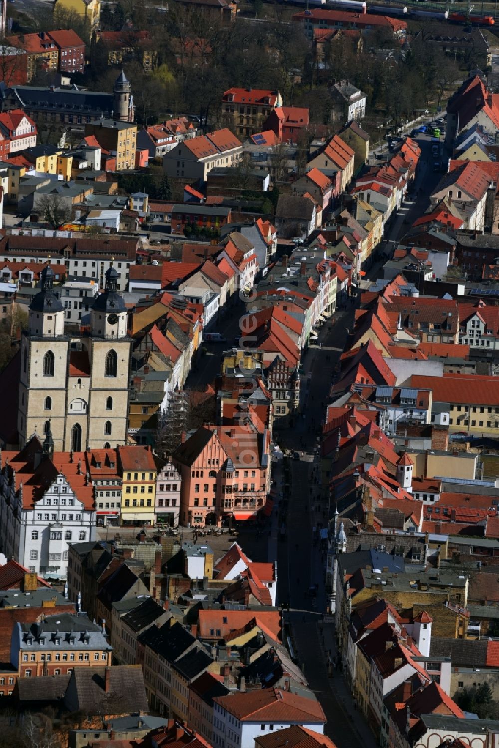 Lutherstadt Wittenberg aus der Vogelperspektive: Straßenführung der bekannten Flaniermeile und Einkaufsstraße Coswiger Straße - Markt - Schlosstraße - Collegienstraße in Lutherstadt Wittenberg im Bundesland Sachsen-Anhalt