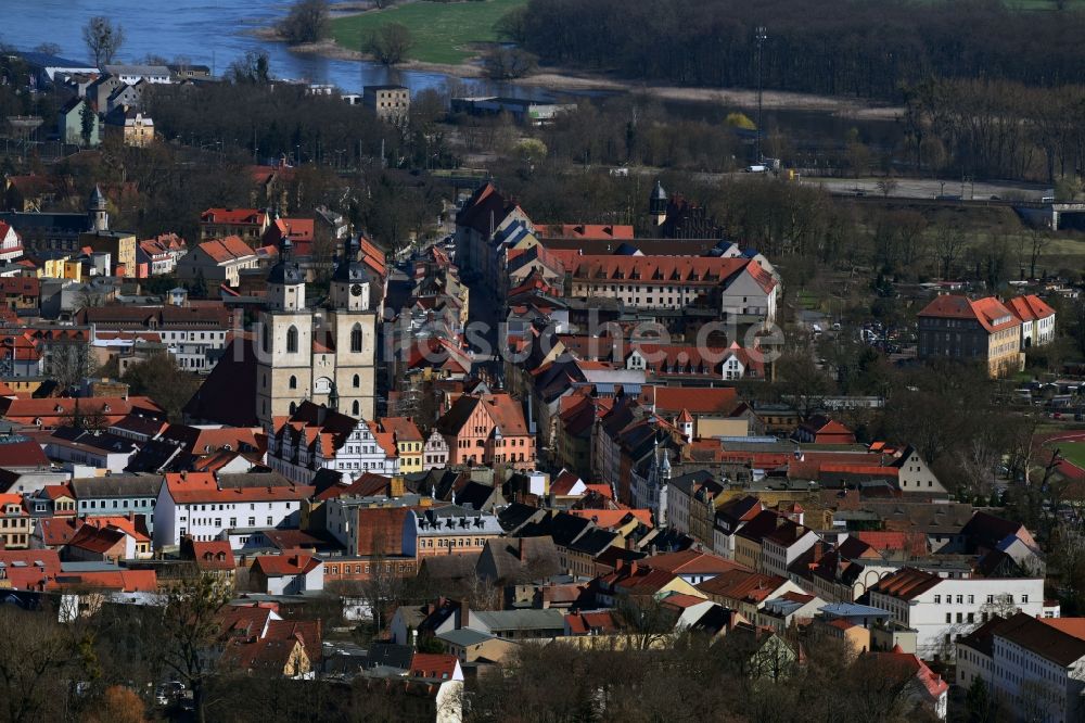 Lutherstadt Wittenberg von oben - Straßenführung der bekannten Flaniermeile und Einkaufsstraße Coswiger Straße - Markt - Schlosstraße - Collegienstraße in Lutherstadt Wittenberg im Bundesland Sachsen-Anhalt