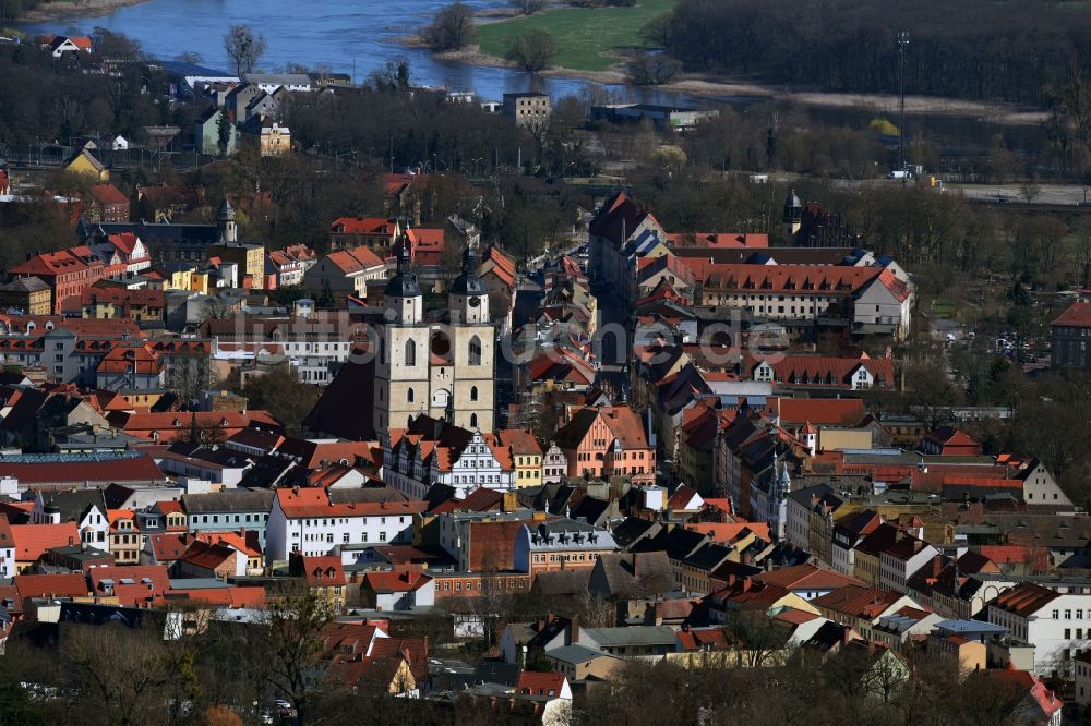 Lutherstadt Wittenberg aus der Vogelperspektive: Straßenführung der bekannten Flaniermeile und Einkaufsstraße Coswiger Straße - Markt - Schlosstraße - Collegienstraße in Lutherstadt Wittenberg im Bundesland Sachsen-Anhalt