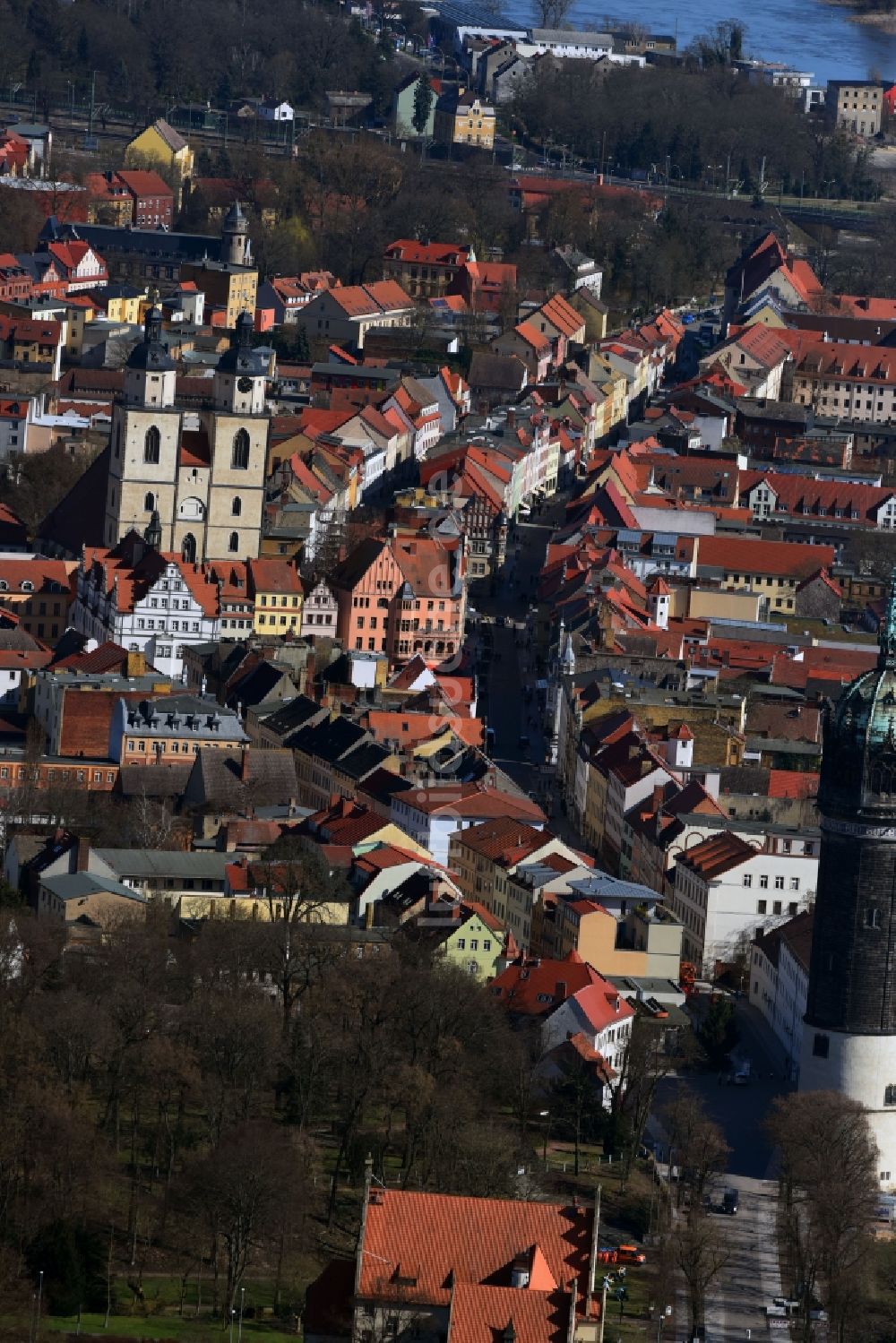 Luftbild Lutherstadt Wittenberg - Straßenführung der bekannten Flaniermeile und Einkaufsstraße Coswiger Straße - Markt - Schlosstraße - Collegienstraße in Lutherstadt Wittenberg im Bundesland Sachsen-Anhalt