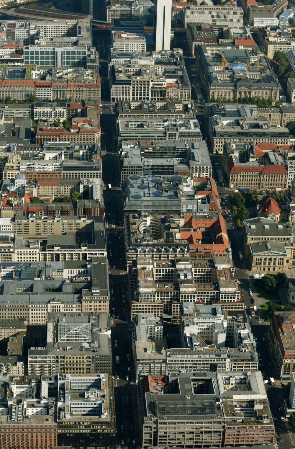 Luftaufnahme Berlin - Straßenführung der bekannten Flaniermeile und Einkaufsstraße Friedrichstraße in Berlin, Deutschland