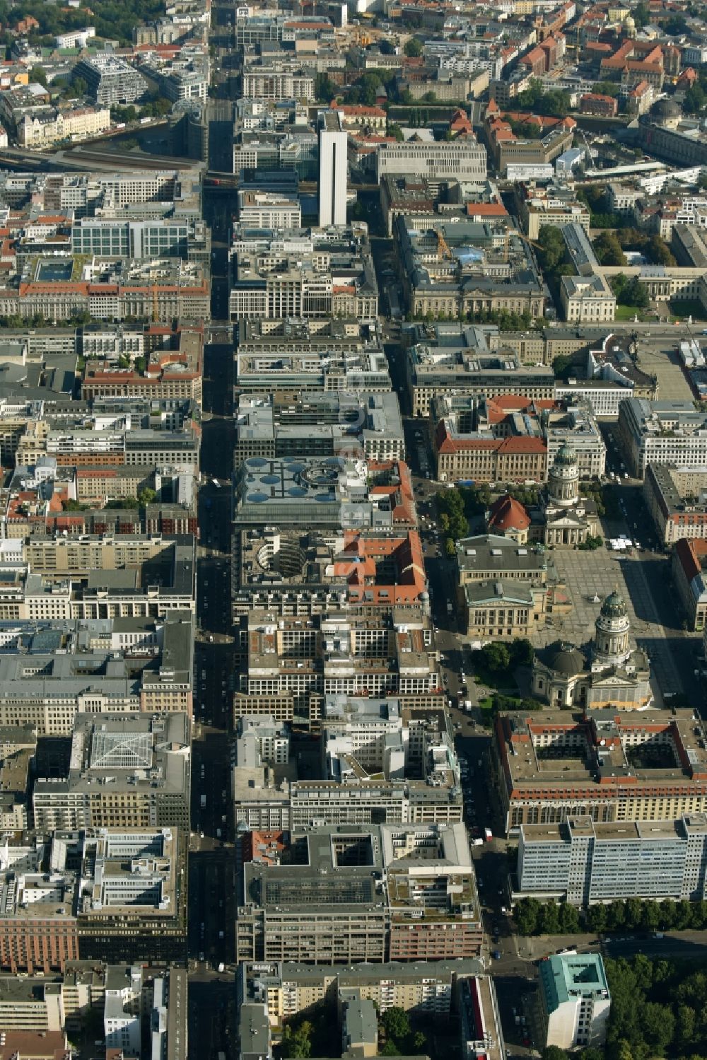 Berlin von oben - Straßenführung der bekannten Flaniermeile und Einkaufsstraße Friedrichstraße in Berlin, Deutschland