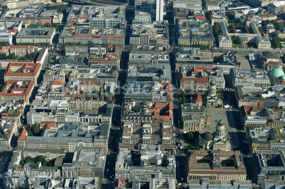 Berlin aus der Vogelperspektive: Straßenführung der bekannten Flaniermeile und Einkaufsstraße Friedrichstraße in Berlin, Deutschland