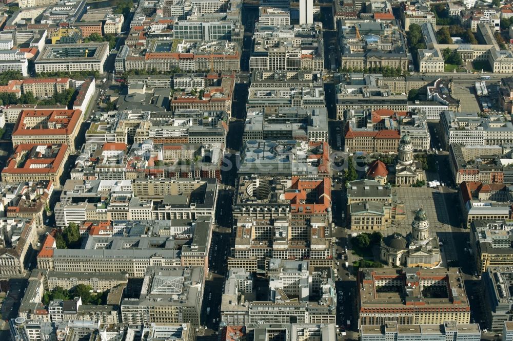 Luftbild Berlin - Straßenführung der bekannten Flaniermeile und Einkaufsstraße Friedrichstraße in Berlin, Deutschland