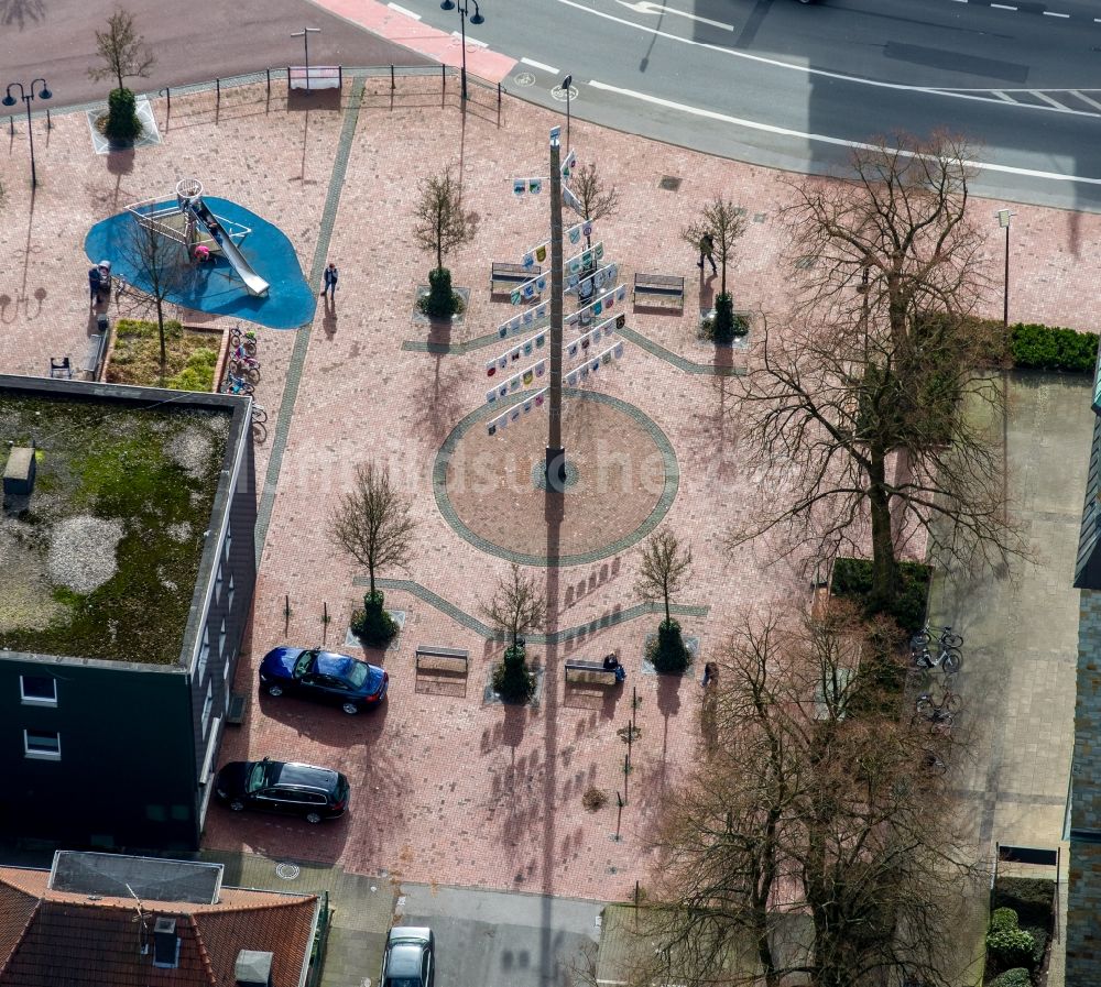 Bottrop von oben - Straßenführung der bekannten Flaniermeile und Einkaufsstraße Hauptstraße im Ortsteil Kirchhellen in Bottrop im Bundesland Nordrhein-Westfalen