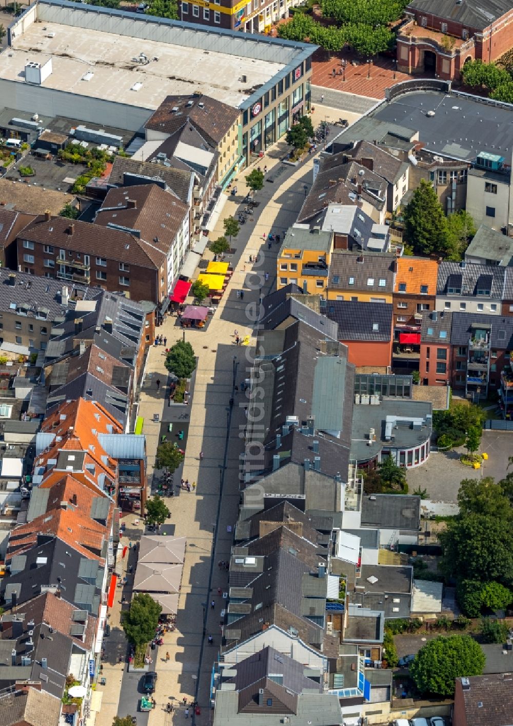 Wesel von oben - Straßenführung der bekannten Flaniermeile und Einkaufsstraße Hohe Straße im Ortsteil Blumenkamp in Wesel im Bundesland Nordrhein-Westfalen, Deutschland