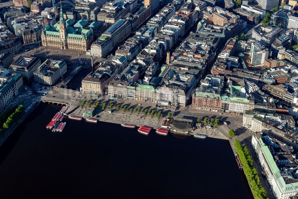 Hamburg von oben - Straßenführung der bekannten Flaniermeile und Einkaufsstraße Jungfernstieg in Hamburg, Deutschland