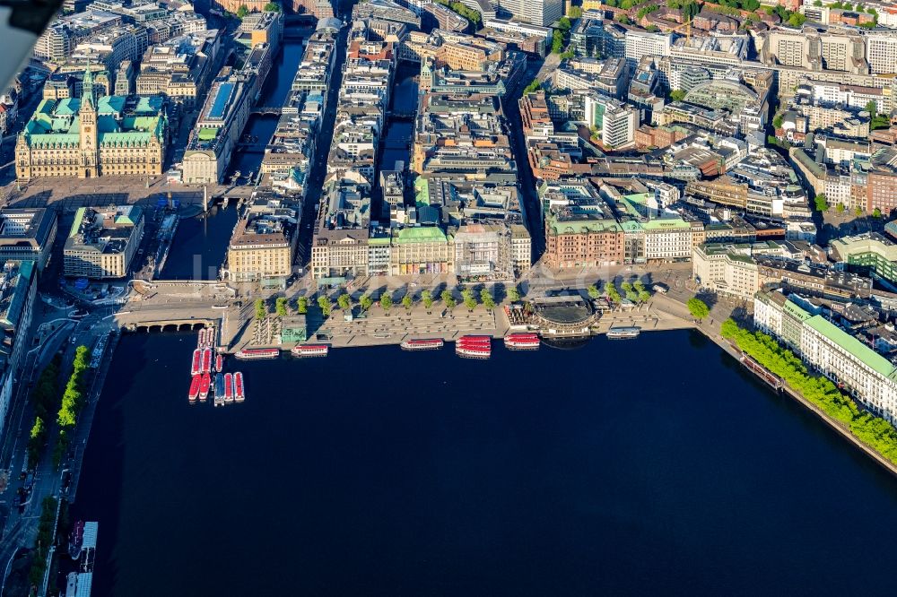 Hamburg aus der Vogelperspektive: Straßenführung der bekannten Flaniermeile und Einkaufsstraße Jungfernstieg in Hamburg, Deutschland