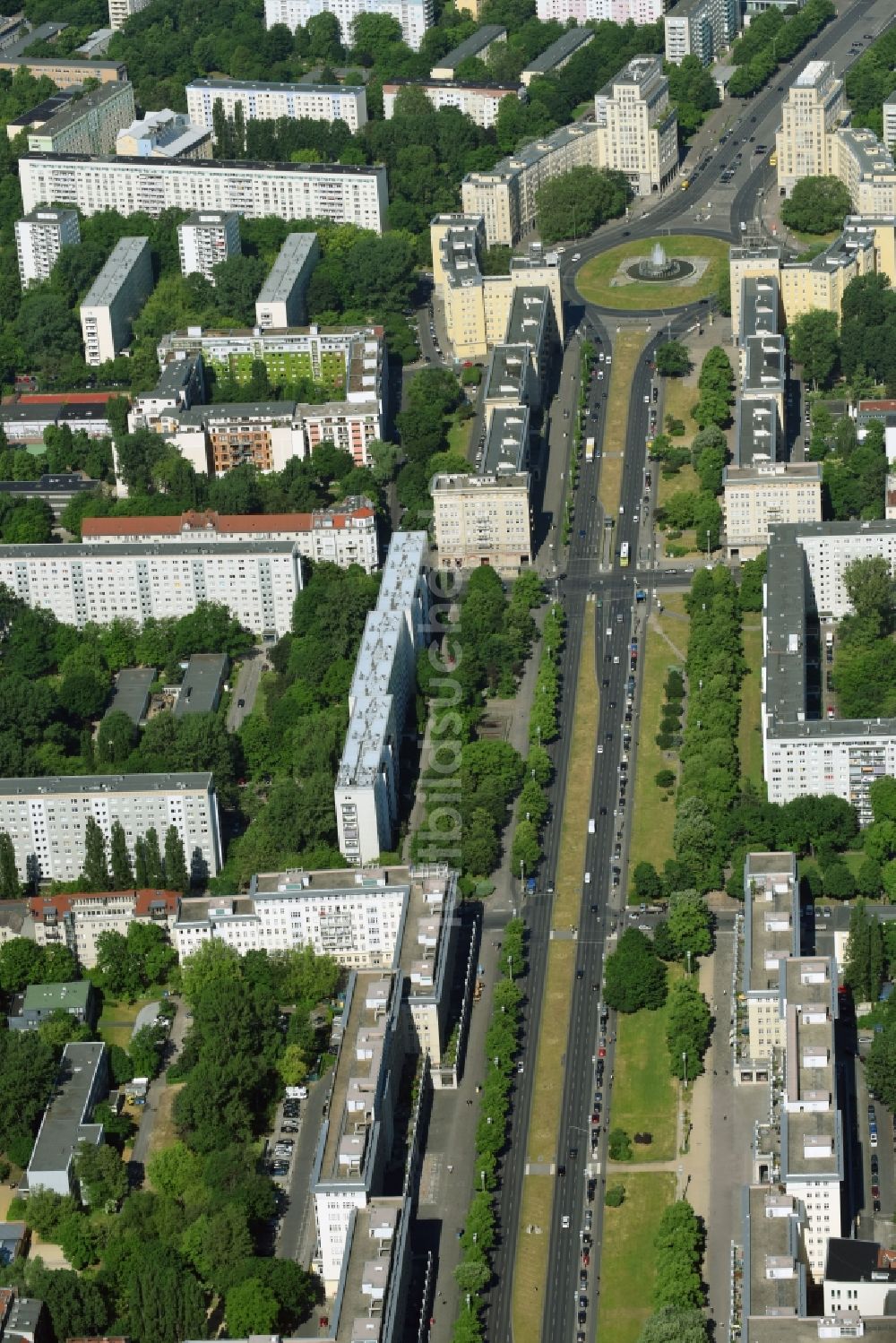 Berlin von oben - Straßenführung der bekannten Flaniermeile und Einkaufsstraße Karl-Marx-Allee im Ortsteil Friedrichshain in Berlin, Deutschland