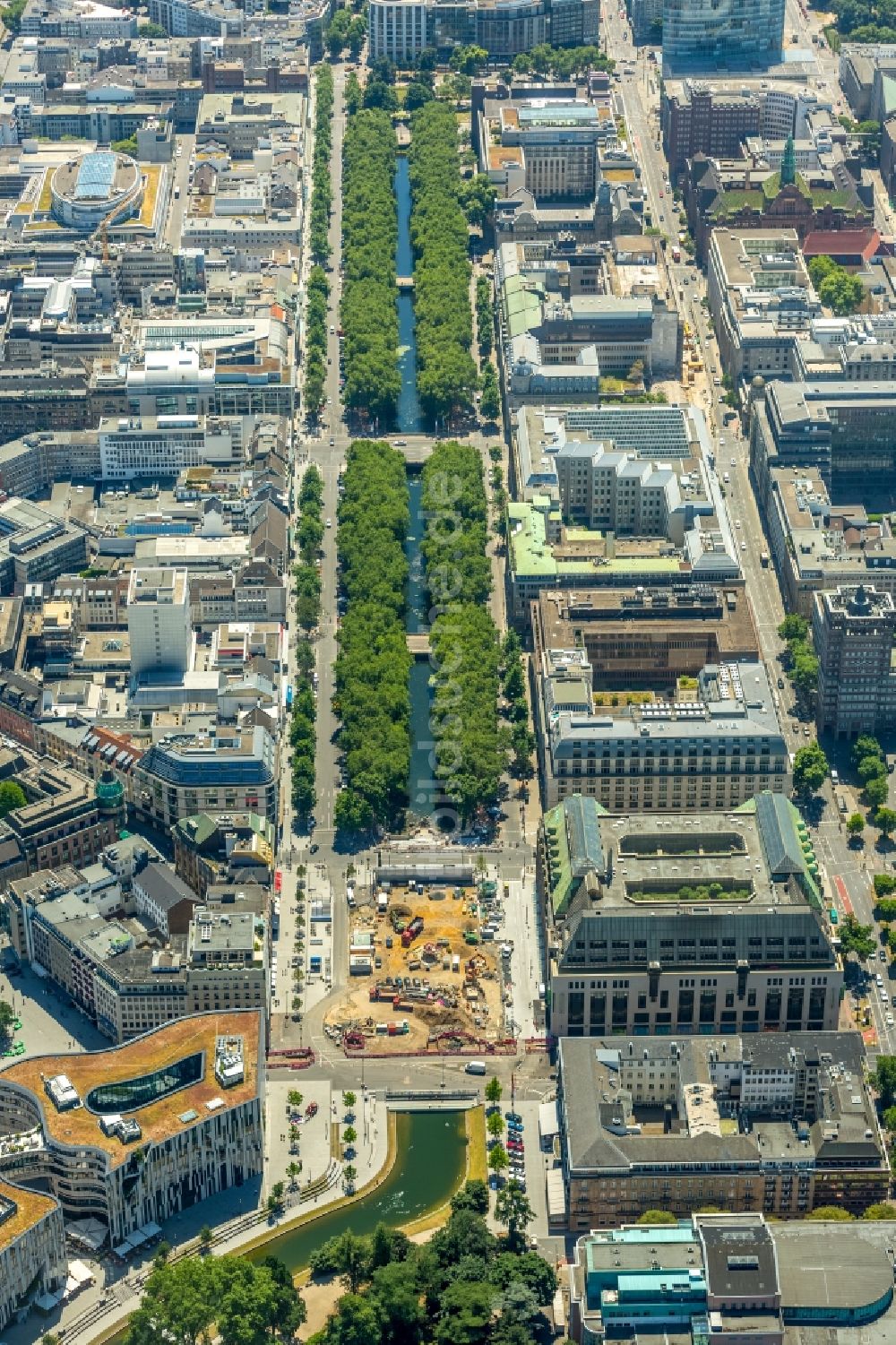 Düsseldorf aus der Vogelperspektive: Straßenführung der bekannten Flaniermeile und Einkaufsstraße Königsallee in Düsseldorf im Bundesland Nordrhein-Westfalen, Deutschland