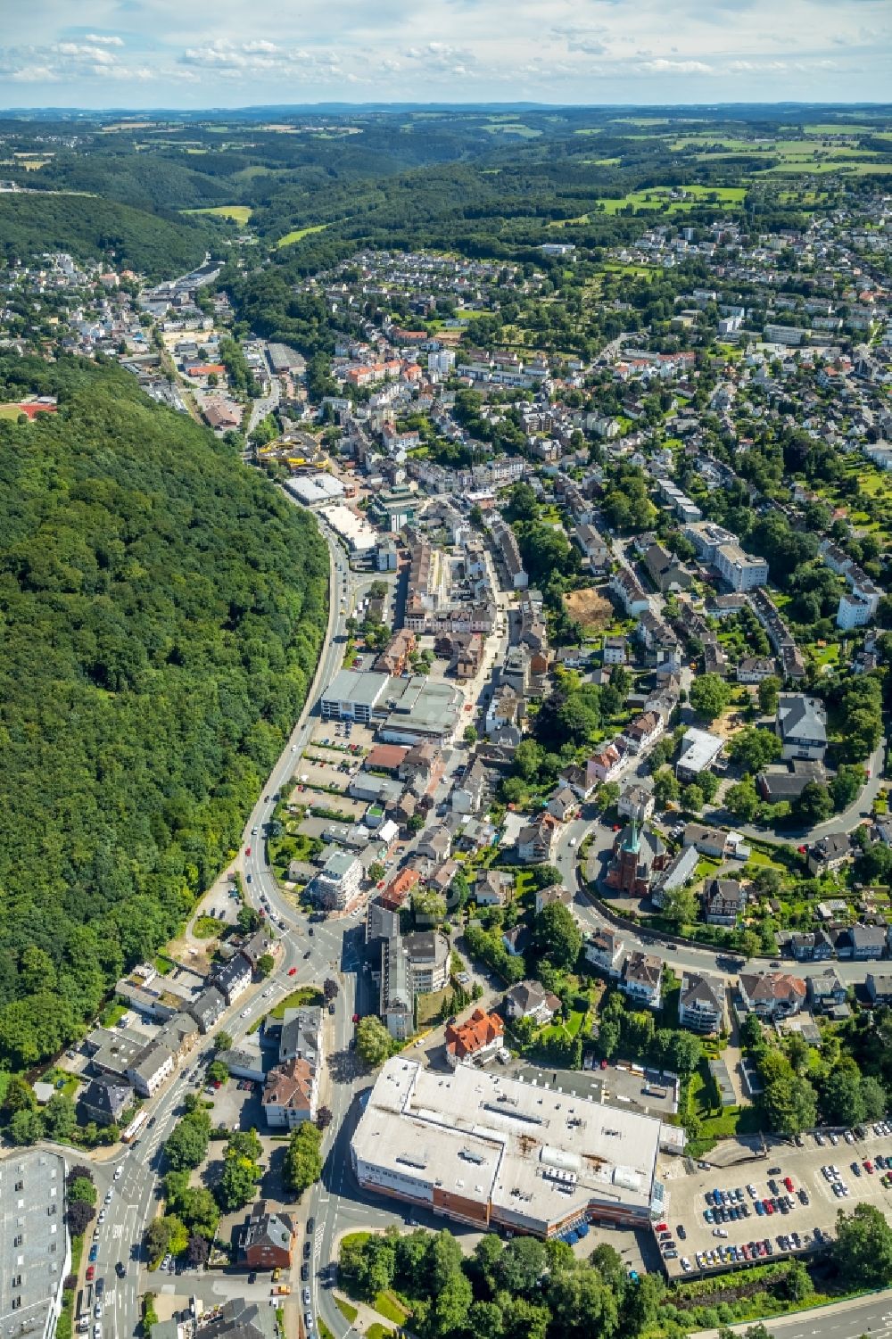 Ennepetal aus der Vogelperspektive: Straßenführung der bekannten Flaniermeile und Einkaufsstraße Neustraße in Ennepetal im Bundesland Nordrhein-Westfalen