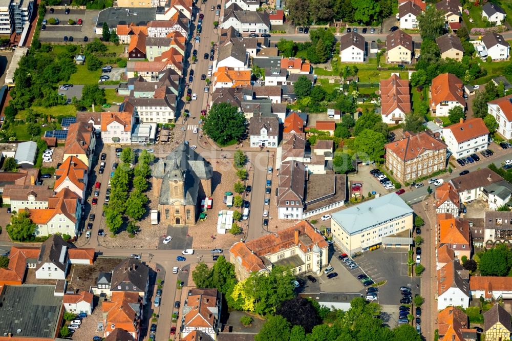 Bad Arolsen von oben - Straßenführung der bekannten Flaniermeile und Einkaufsstraße Schloßstraße in Bad Arolsen im Bundesland Hessen, Deutschland