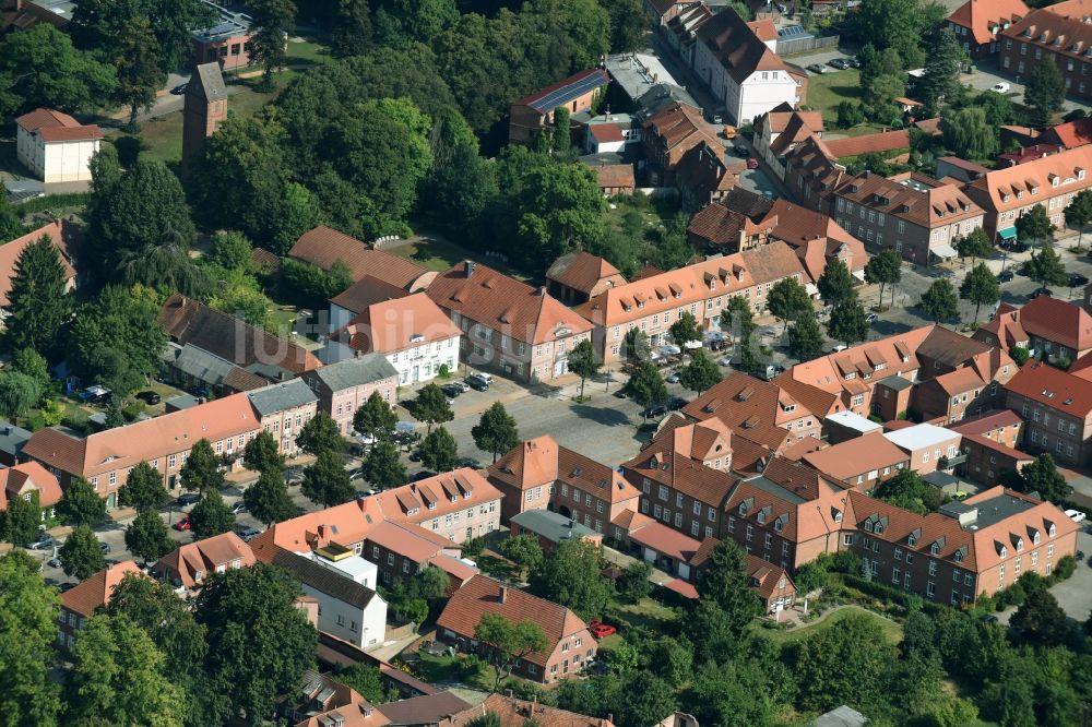 Luftbild Ludwigslust - Straßenführung der bekannten Flaniermeile und Einkaufsstraße Schloßstraße in Ludwigslust im Bundesland Mecklenburg-Vorpommern