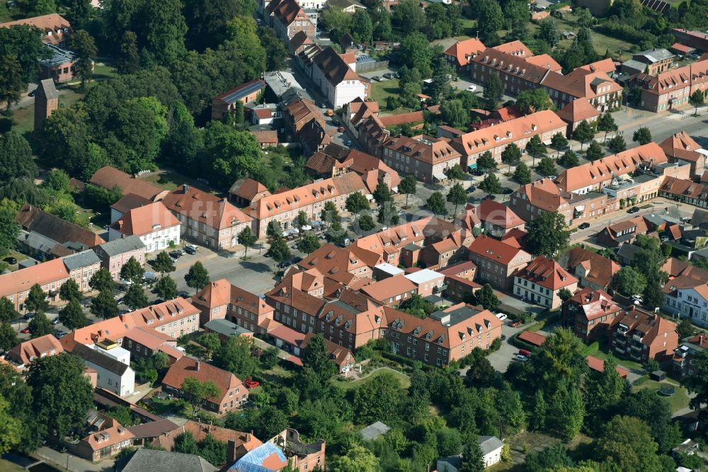 Luftaufnahme Ludwigslust - Straßenführung der bekannten Flaniermeile und Einkaufsstraße Schloßstraße in Ludwigslust im Bundesland Mecklenburg-Vorpommern