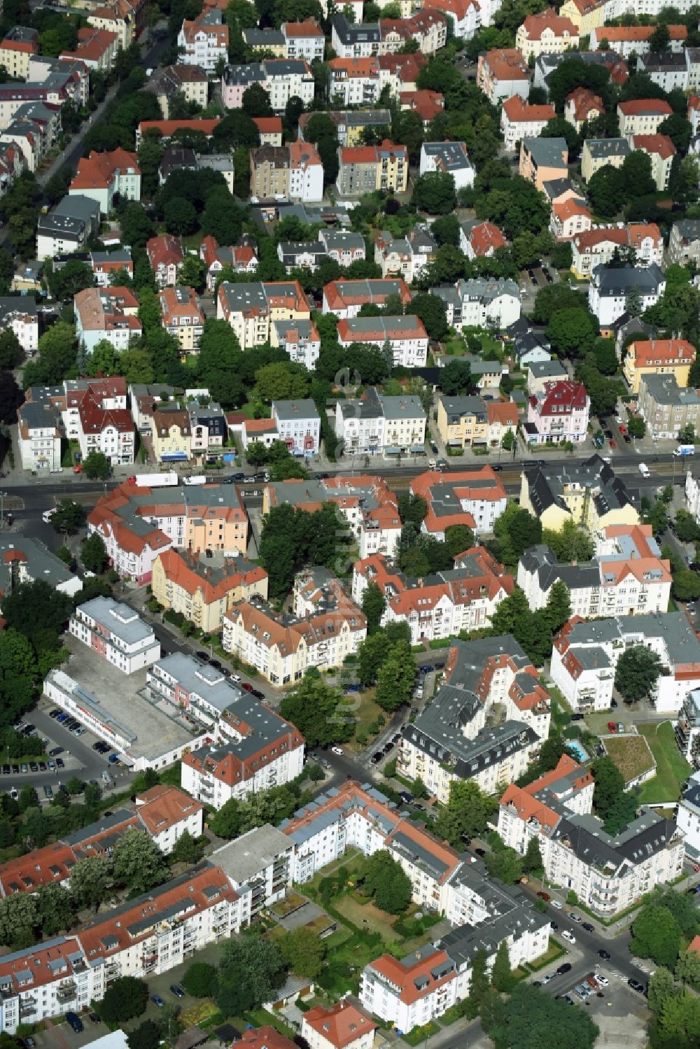 Luftaufnahme Berlin - Straßenführung der bekannten Flaniermeile und Einkaufsstraße Treskowallee am S- Bahnhof Karlshorst in Berlin