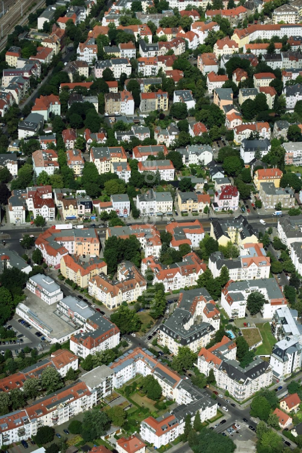 Berlin von oben - Straßenführung der bekannten Flaniermeile und Einkaufsstraße Treskowallee am S- Bahnhof Karlshorst in Berlin