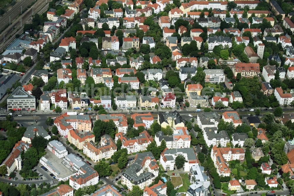 Berlin aus der Vogelperspektive: Straßenführung der bekannten Flaniermeile und Einkaufsstraße Treskowallee am S- Bahnhof Karlshorst in Berlin