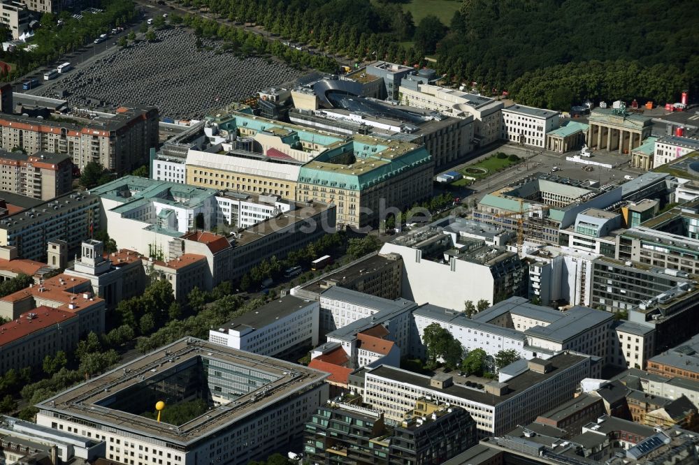 Luftbild Berlin - Straßenführung der bekannten Flaniermeile und Einkaufsstraße Unter den Linden in Mitte in Berlin