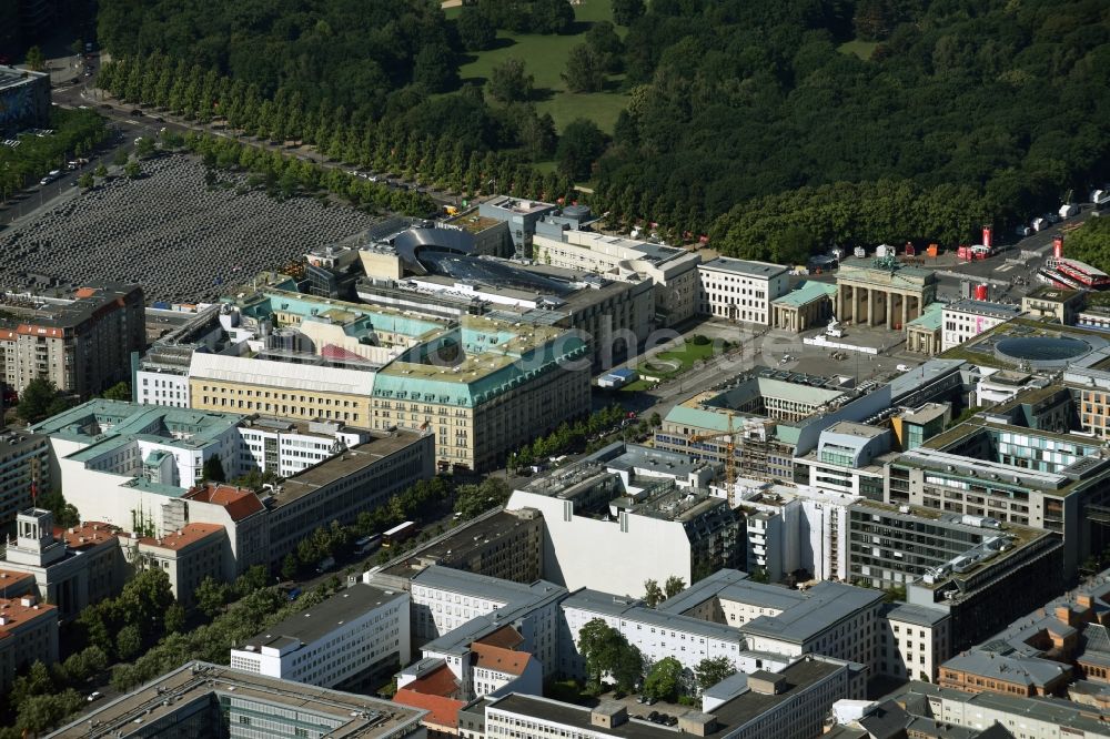 Luftaufnahme Berlin - Straßenführung der bekannten Flaniermeile und Einkaufsstraße Unter den Linden in Mitte in Berlin