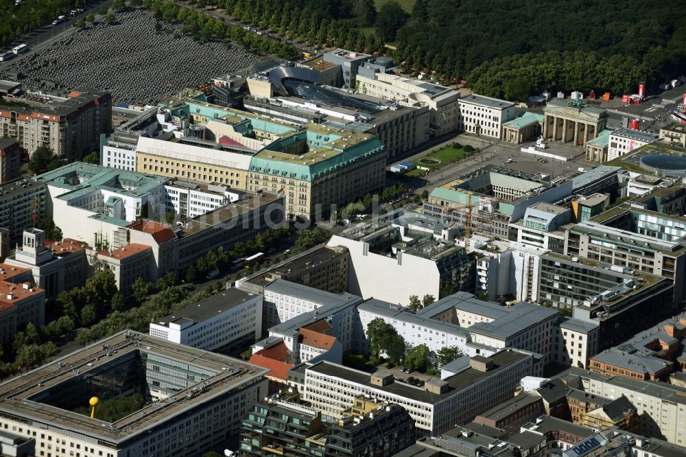 Berlin von oben - Straßenführung der bekannten Flaniermeile und Einkaufsstraße Unter den Linden in Mitte in Berlin