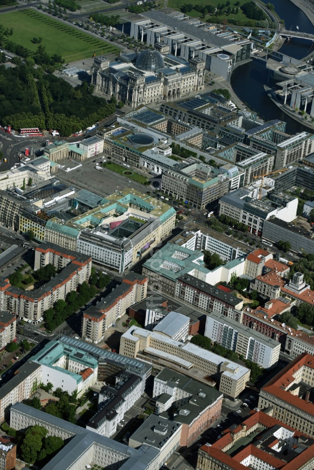 Luftbild Berlin - Straßenführung der bekannten Flaniermeile und Einkaufsstraße Unter den Linden in Mitte in Berlin