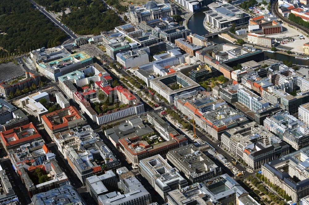 Berlin aus der Vogelperspektive: Straßenführung der bekannten Flaniermeile und Einkaufsstraße Unter den Linden im Ortsteil Mitte in Berlin, Deutschland