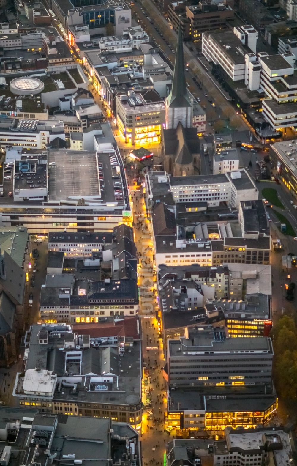 Dortmund aus der Vogelperspektive: Straßenführung der bekannten Flaniermeile und Einkaufsstraße Westenhellweg in Dortmund im Bundesland Nordrhein-Westfalen, Deutschland