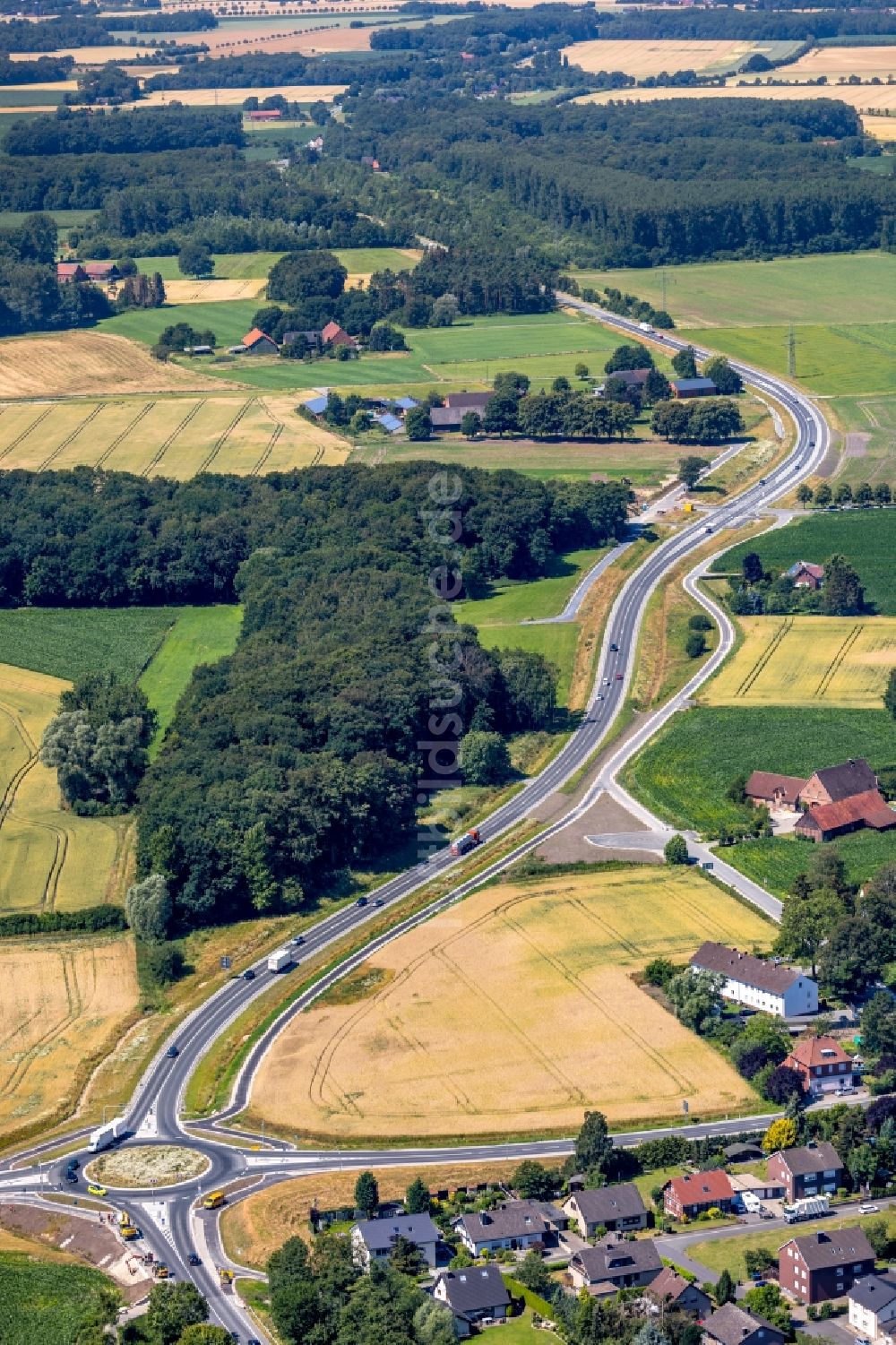 Beckum aus der Vogelperspektive: Straßenführung der Bundesstraße B58 in Beckum im Bundesland Nordrhein-Westfalen, Deutschland