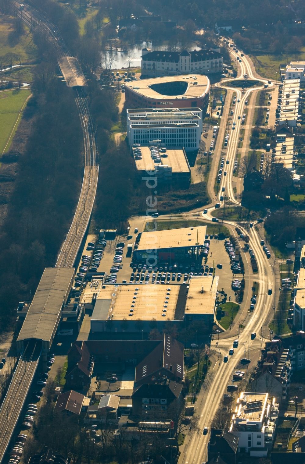 Luftbild Duisburg - Straßenführung der Düsseldorfer Landstraße im Ortsteil Huckingen in Duisburg im Bundesland Nordrhein-Westfalen, Deutschland