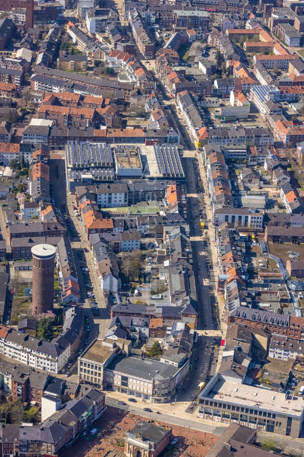 Wesel von oben - Straßenführung der Einkaufsstraße Hohe Straße in Wesel im Bundesland Nordrhein-Westfalen, Deutschland