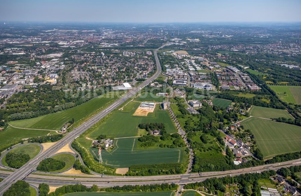 Dortmund aus der Vogelperspektive: Straßenführung der A40 entlang landwitschaftlicher Felder in Dortmund im Bundesland Nordrhein-Westfalen, Deutschland