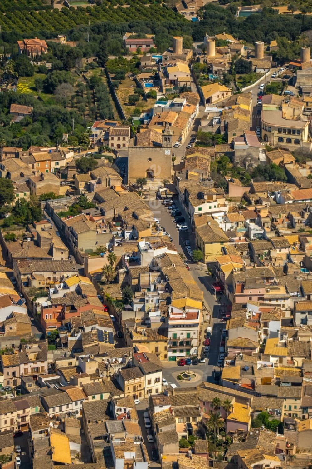 Buger aus der Vogelperspektive: Straßenführung der Flaniermeile Carrer Major in Buger in Balearische Insel Mallorca, Spanien