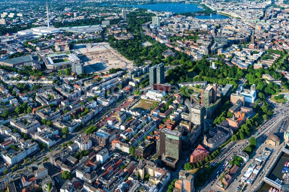 Hamburg aus der Vogelperspektive: Straßenführung der Flaniermeile der Reeperbahn im Wohn- und Geschäftshaus- Viertel im Ortsteil Sankt Pauli in Hamburg, Deutschland