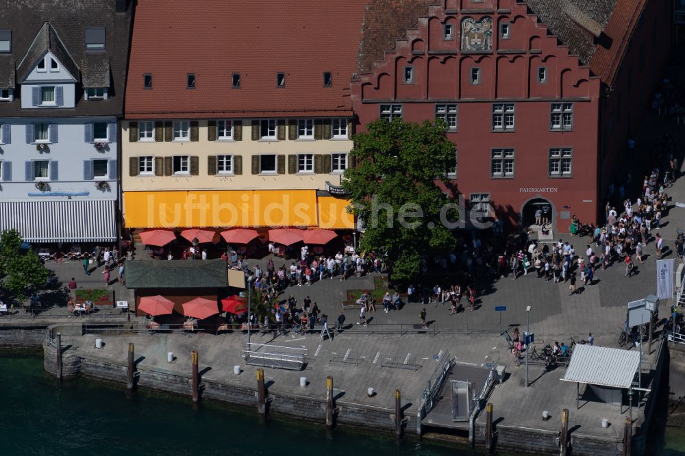 Luftaufnahme Meersburg - Straßenführung der Flaniermeile der Seepromenade am Fährhafen in Meersburg im Bundesland Baden-Württemberg, Deutschland