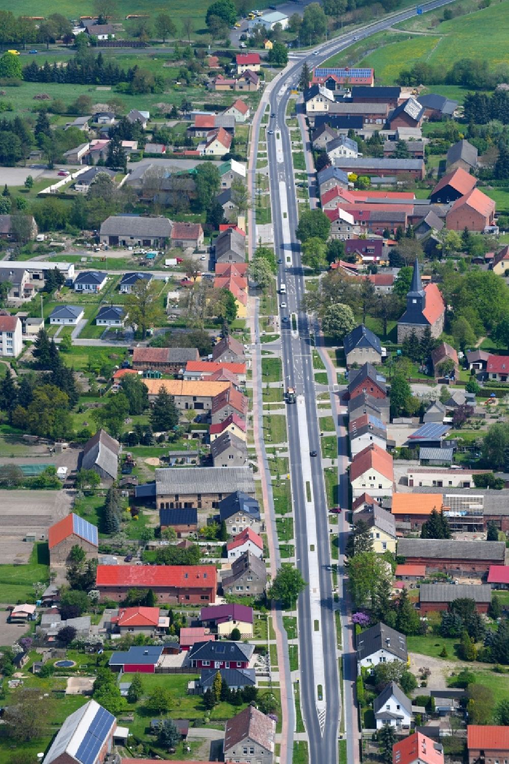 Dabergotz von oben - Straßenführung der Hauptstraße in Dabergotz im Bundesland Brandenburg, Deutschland