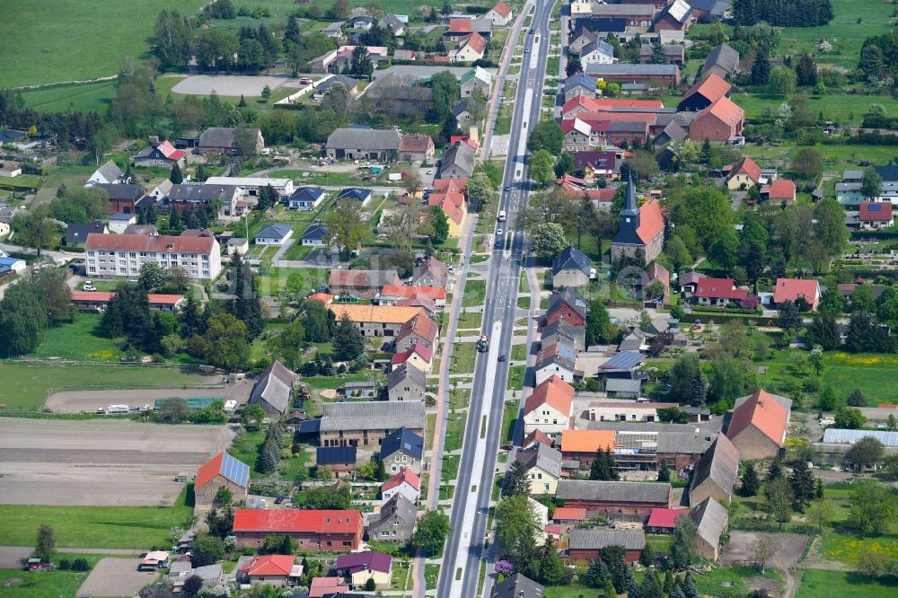 Dabergotz aus der Vogelperspektive: Straßenführung der Hauptstraße in Dabergotz im Bundesland Brandenburg, Deutschland