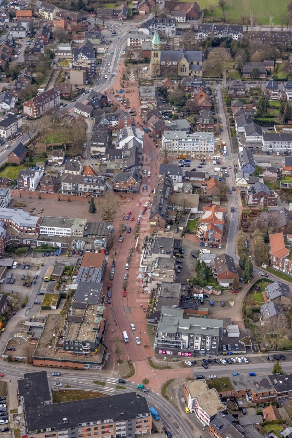 Kirchhellen aus der Vogelperspektive: Straßenführung der Hauptstraße in Kirchhellen im Bundesland Nordrhein-Westfalen, Deutschland