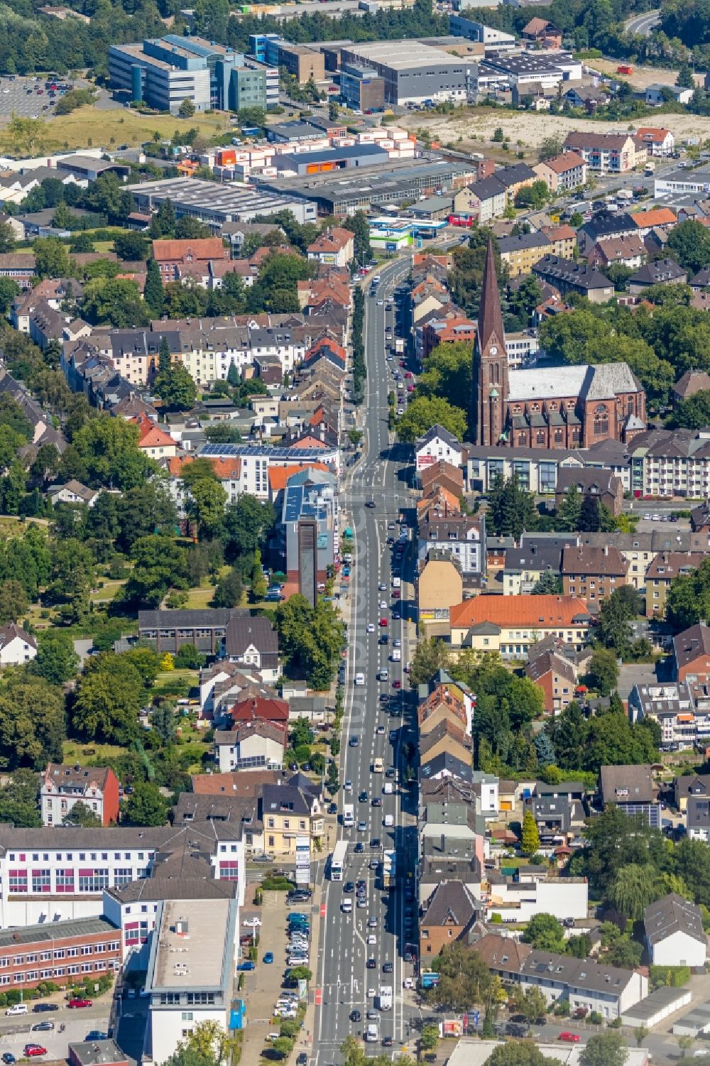 Luftaufnahme Bochum - Straßenführung der Herner Straße mit Blick auf das Kirchengebäude der St. Franziskus Kirche in Bochum im Bundesland Nordrhein-Westfalen, Deutschland