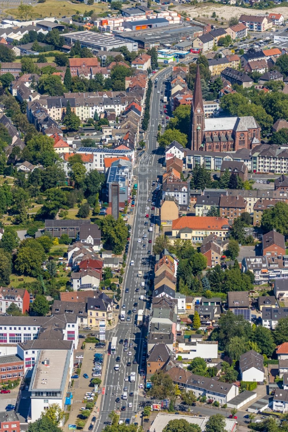 Bochum von oben - Straßenführung der Herner Straße mit Blick auf das Kirchengebäude der St. Franziskus Kirche in Bochum im Bundesland Nordrhein-Westfalen, Deutschland