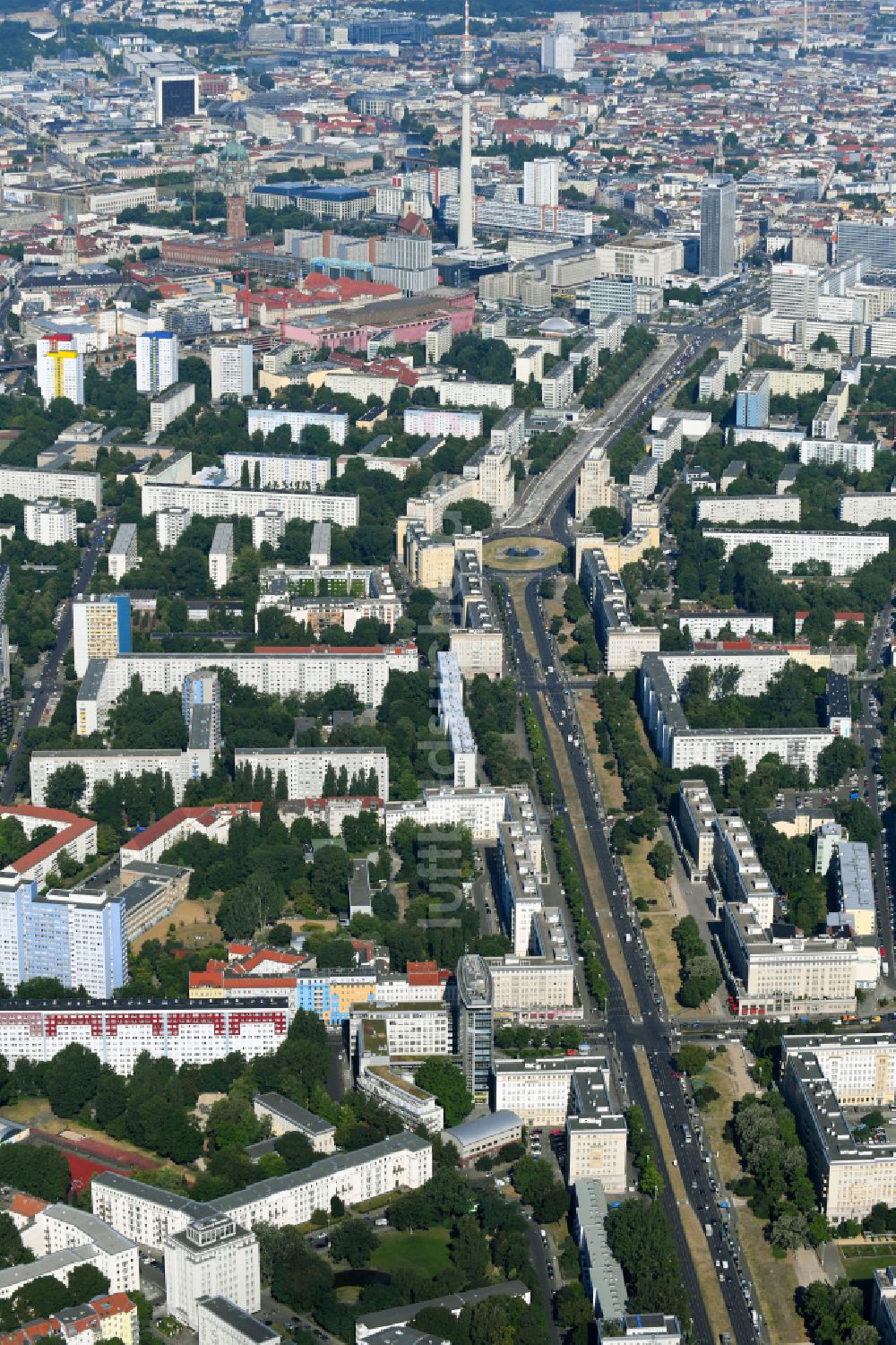 Berlin aus der Vogelperspektive: Straßenführung der Karl-Marx-Allee zum Strausberger Platz im Ortsteil Friedrichshain in Berlin, Deutschland