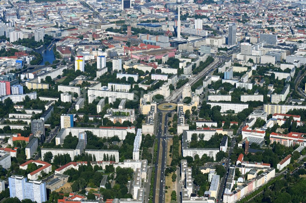 Luftaufnahme Berlin - Straßenführung der Karl-Marx-Allee zum Strausberger Platz im Ortsteil Friedrichshain in Berlin, Deutschland