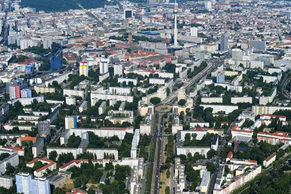 Berlin von oben - Straßenführung der Karl-Marx-Allee zum Strausberger Platz im Ortsteil Friedrichshain in Berlin, Deutschland