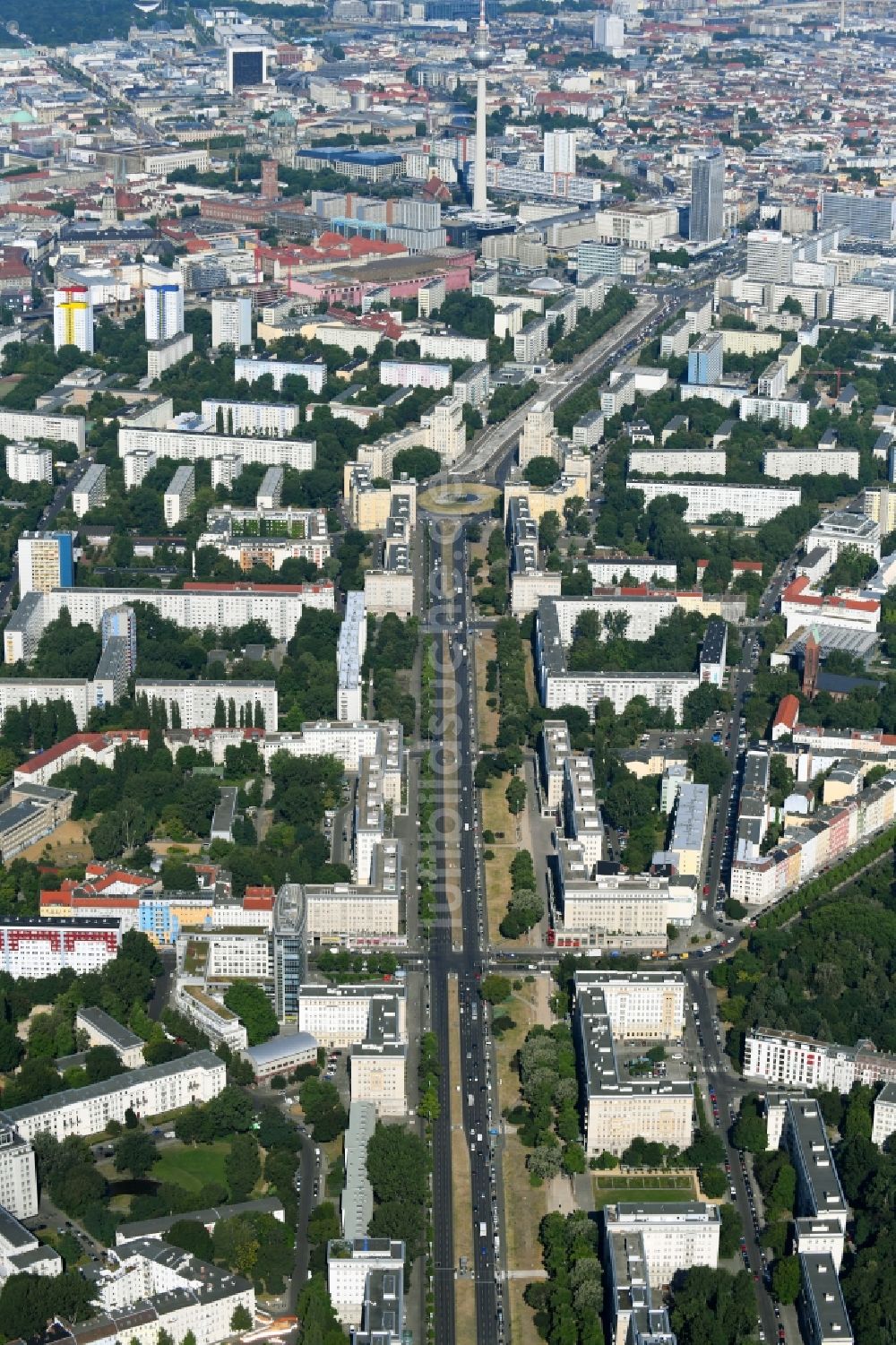 Luftbild Berlin - Straßenführung der Karl-Marx-Allee zum Strausberger Platz im Ortsteil Friedrichshain-Kreuzberg in Berlin, Deutschland